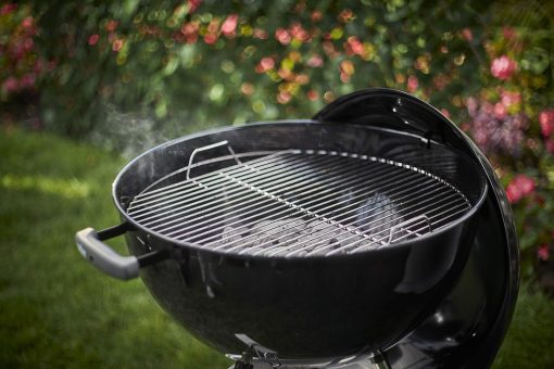 Weber Classic Kettle barbecue au charbon de bois, surface de cuisson ? 57cm, barbecue avec couvercle et cuve en acier emaillé, thermomètre intégré au couvercle, trépied et roues - Noir (1341504) - Image 25