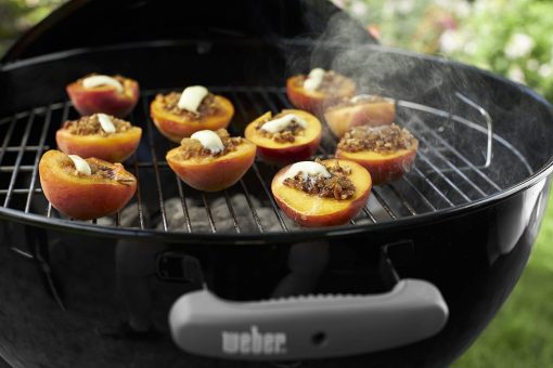 Weber Classic Kettle barbecue au charbon de bois, surface de cuisson ? 57cm, barbecue avec couvercle et cuve en acier emaillé, thermomètre intégré au couvercle, trépied et roues - Noir (1341504) - Image 28