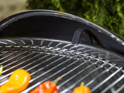 Weber Classic Kettle barbecue au charbon de bois, surface de cuisson ? 57cm, barbecue avec couvercle et cuve en acier emaillé, thermomètre intégré au couvercle, trépied et roues - Noir (1341504) - Image 30