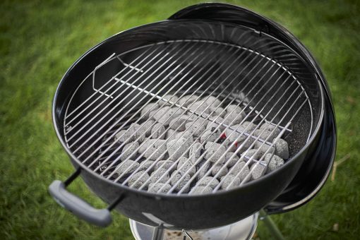 Weber Classic Kettle barbecue au charbon de bois, surface de cuisson ? 57cm, barbecue avec couvercle et cuve en acier emaillé, thermomètre intégré au couvercle, trépied et roues - Noir (1341504) - Image 24