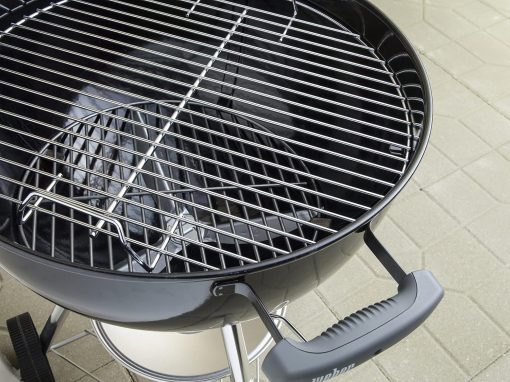 Weber Classic Kettle barbecue au charbon de bois, surface de cuisson ? 57cm, barbecue avec couvercle et cuve en acier emaillé, thermomètre intégré au couvercle, trépied et roues - Noir (1341504) - Image 11