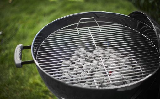Weber Classic Kettle barbecue au charbon de bois, surface de cuisson ? 57cm, barbecue avec couvercle et cuve en acier emaillé, thermomètre intégré au couvercle, trépied et roues - Noir (1341504) - Image 23